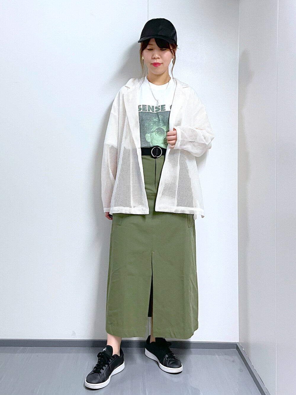 ホワイト系のTシャツ/カットソー、グリーン系のスカート、ホワイト系のテーラードジャケットを着用したレディースの春コーディネートの2枚目の写真