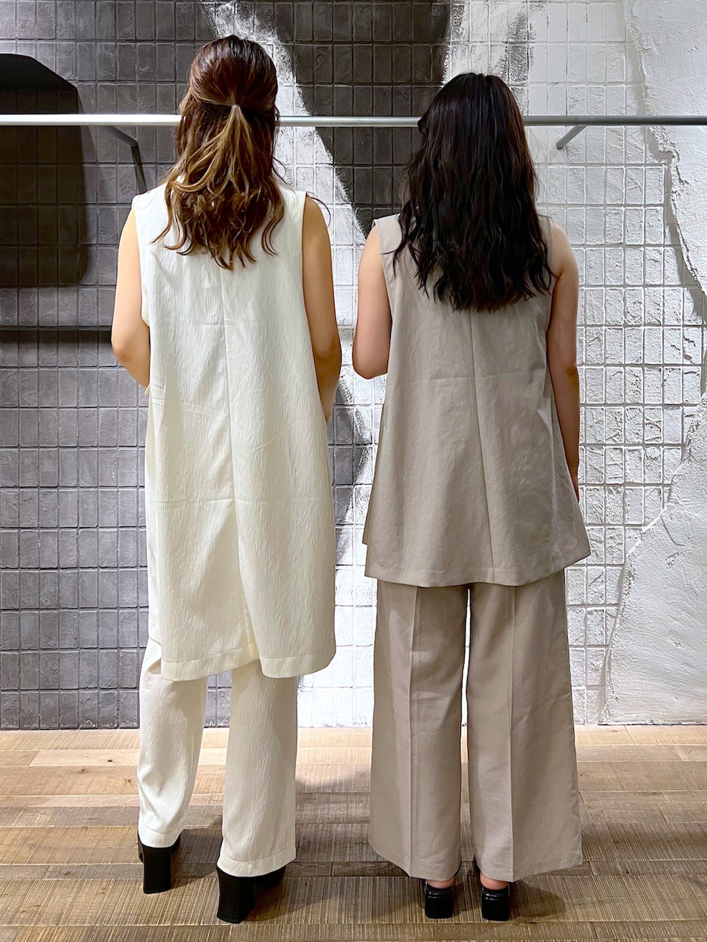 ベージュ系のその他アウター、ホワイト系のベスト、ホワイト系のスラックスを着用したレディースの夏コーディネートの2枚目の写真