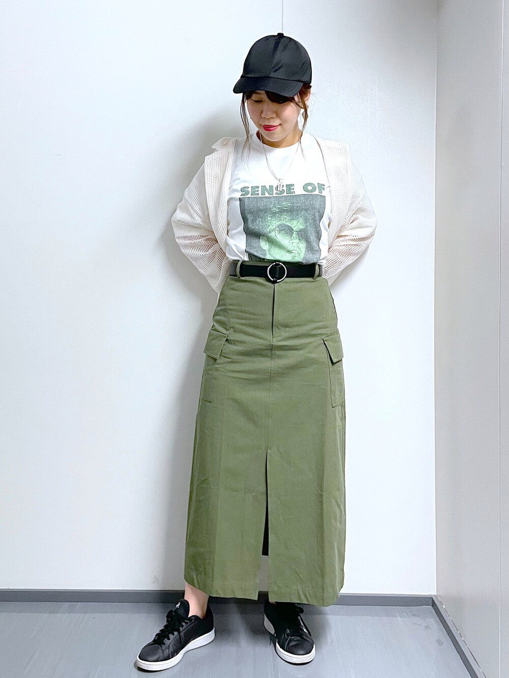 ホワイト系のTシャツ/カットソー、グリーン系のスカート、ホワイト系のテーラードジャケットを着用したレディースの春コーディネートの3枚目の写真