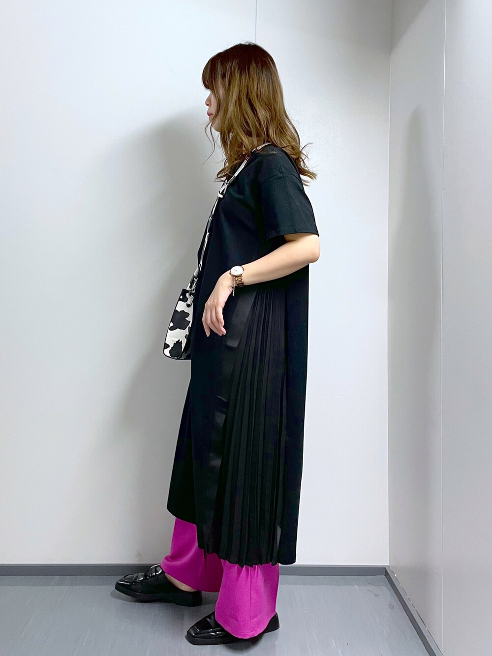 ブラック系のワンピース、ピンク系のその他パンツ、ホワイト系のショルダーバッグを着用したレディースの春コーディネートの3枚目の写真