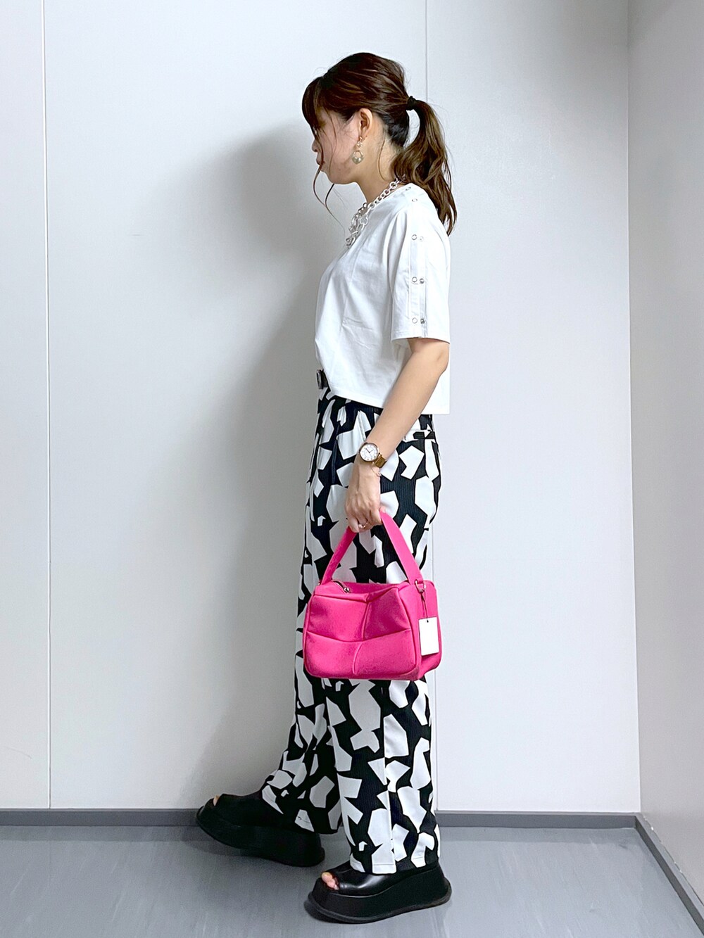 ホワイト系のTシャツ/カットソー、ブラック系のその他パンツ、ピンク系のショルダーバッグを着用したレディースの夏コーディネートの2枚目の写真