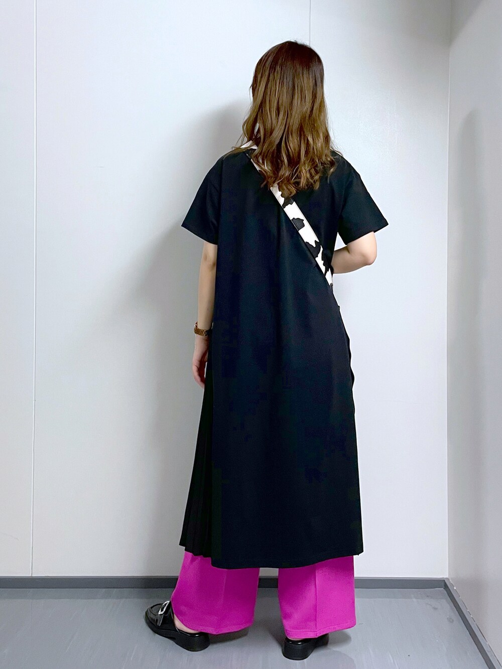 ブラック系のワンピース、ピンク系のその他パンツ、ホワイト系のショルダーバッグを着用したレディースの春コーディネートの4枚目の写真