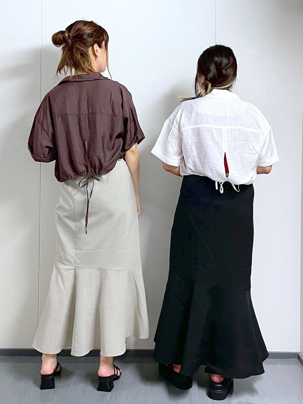 ブラウン系のシャツ/ブラウス、ホワイト系のタンクトップ、ベージュ系のスカートを着用したレディースの夏コーディネートの2枚目の写真