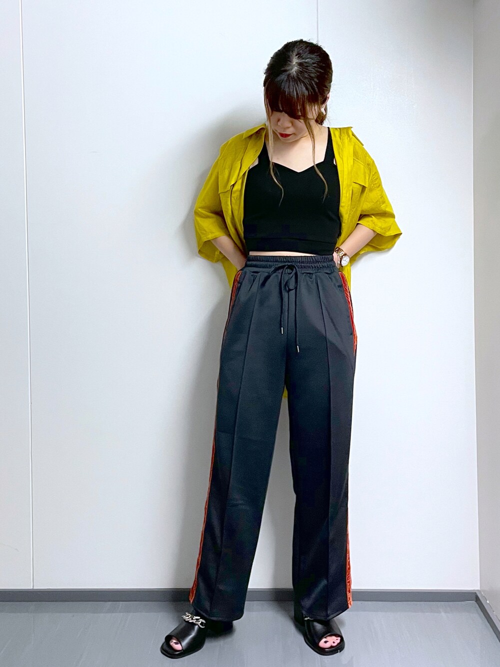イエロー系のシャツ/ブラウス、ブラック系のタンクトップ、グレー系のスウェットパンツを着用したレディースの夏コーディネートの5枚目の写真
