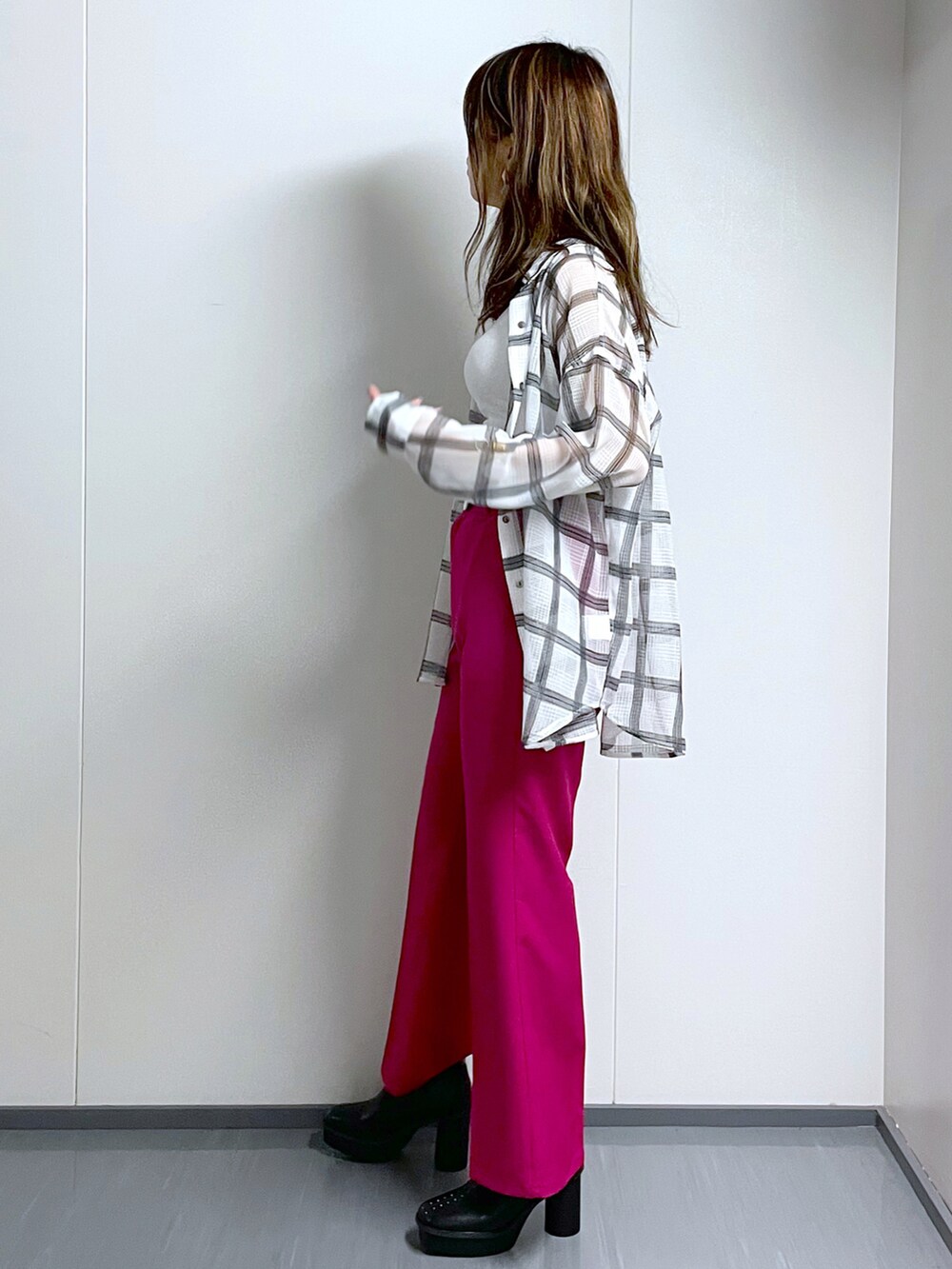 ホワイト系のキャミソール、ホワイト系のシャツ/ブラウス、ピンク系のスラックスを着用したレディースの夏コーディネートの2枚目の写真