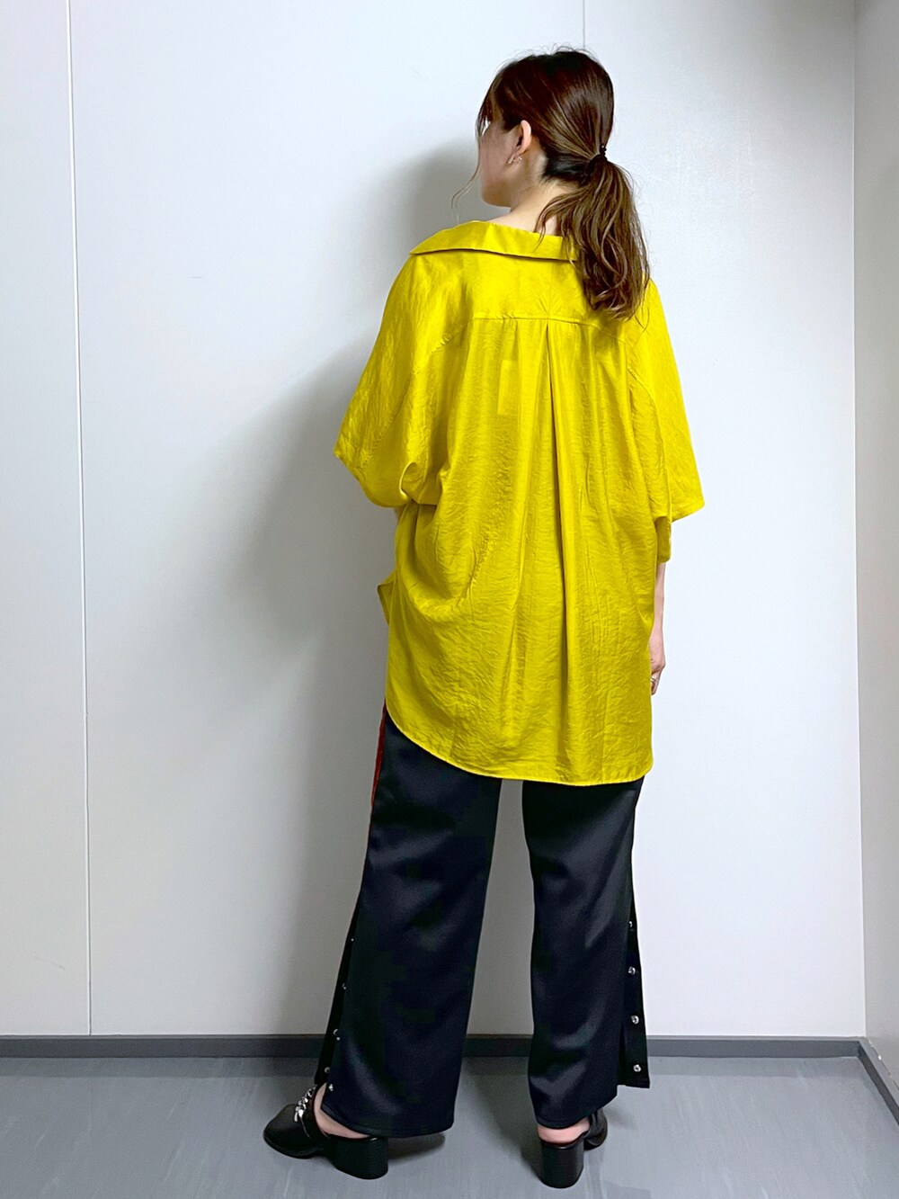 イエロー系のシャツ/ブラウス、ブラック系のタンクトップ、グレー系のスウェットパンツを着用したレディースの夏コーディネートの4枚目の写真