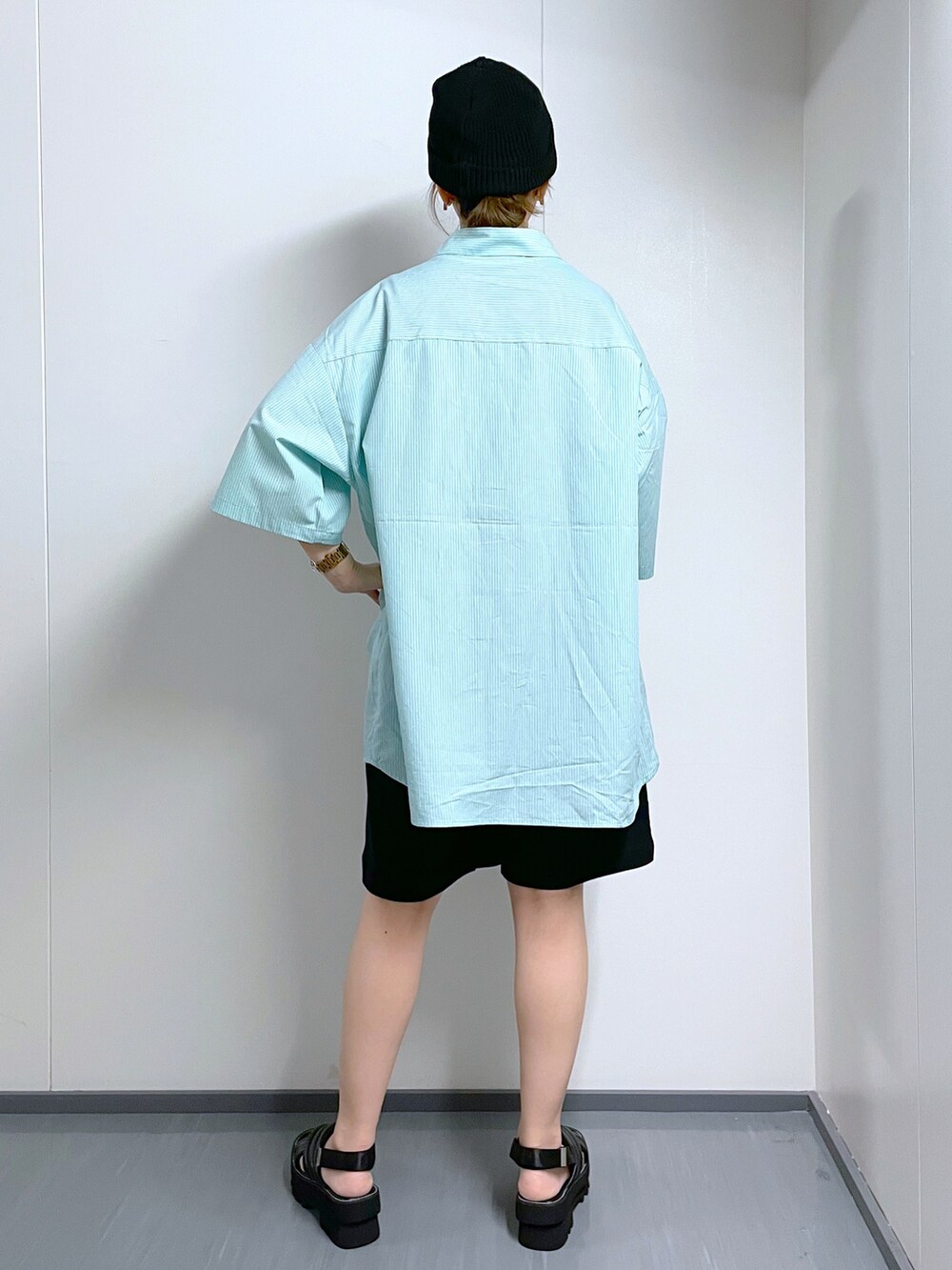 ブルー系のシャツ/ブラウス、ブラック系のその他パンツ、ブラック系のサンダルを着用したレディースの春コーディネートの3枚目の写真