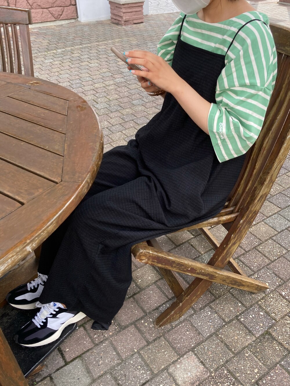 グリーン系のTシャツ/カットソーを着用したレディースの夏コーディネートの2枚目の写真