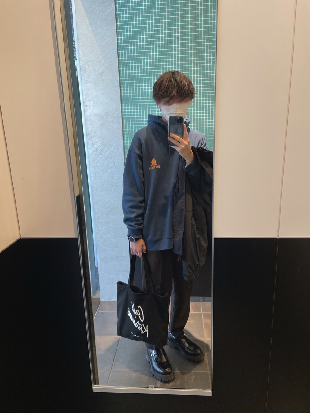 「おしゃれさんと繋がりたい、RAGEBLUE、shiki tokyo、MAISON KITSUNE」｜「Maison KitsuneのCafe Kitsune Tote（トートバッグ、ブラック系）」を使った、とまさん（メンズ・171cm）の冬コーディネートの2枚目の写真