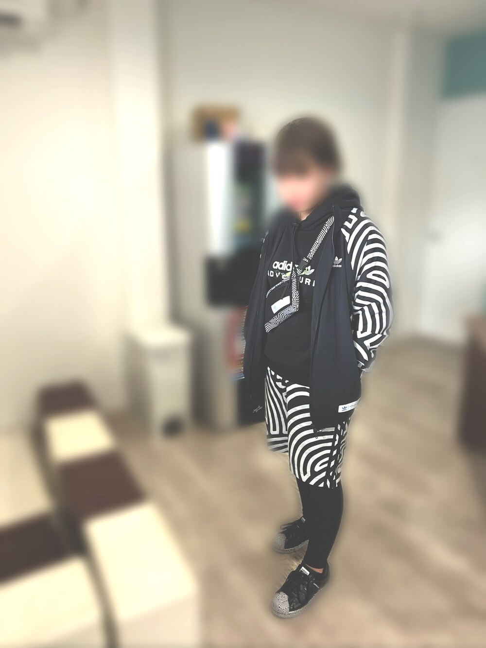 ブラック系のジャケット/アウター、ブラック系のパンツ、ブラック系のスニーカーを着用したレディースの冬コーディネートの2枚目の写真