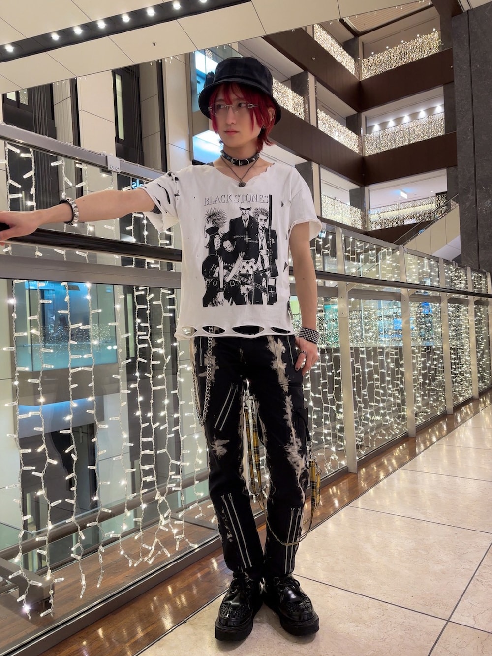 サスペンダーを使った「Vivienne Westwood」のメンズ人気ファッション