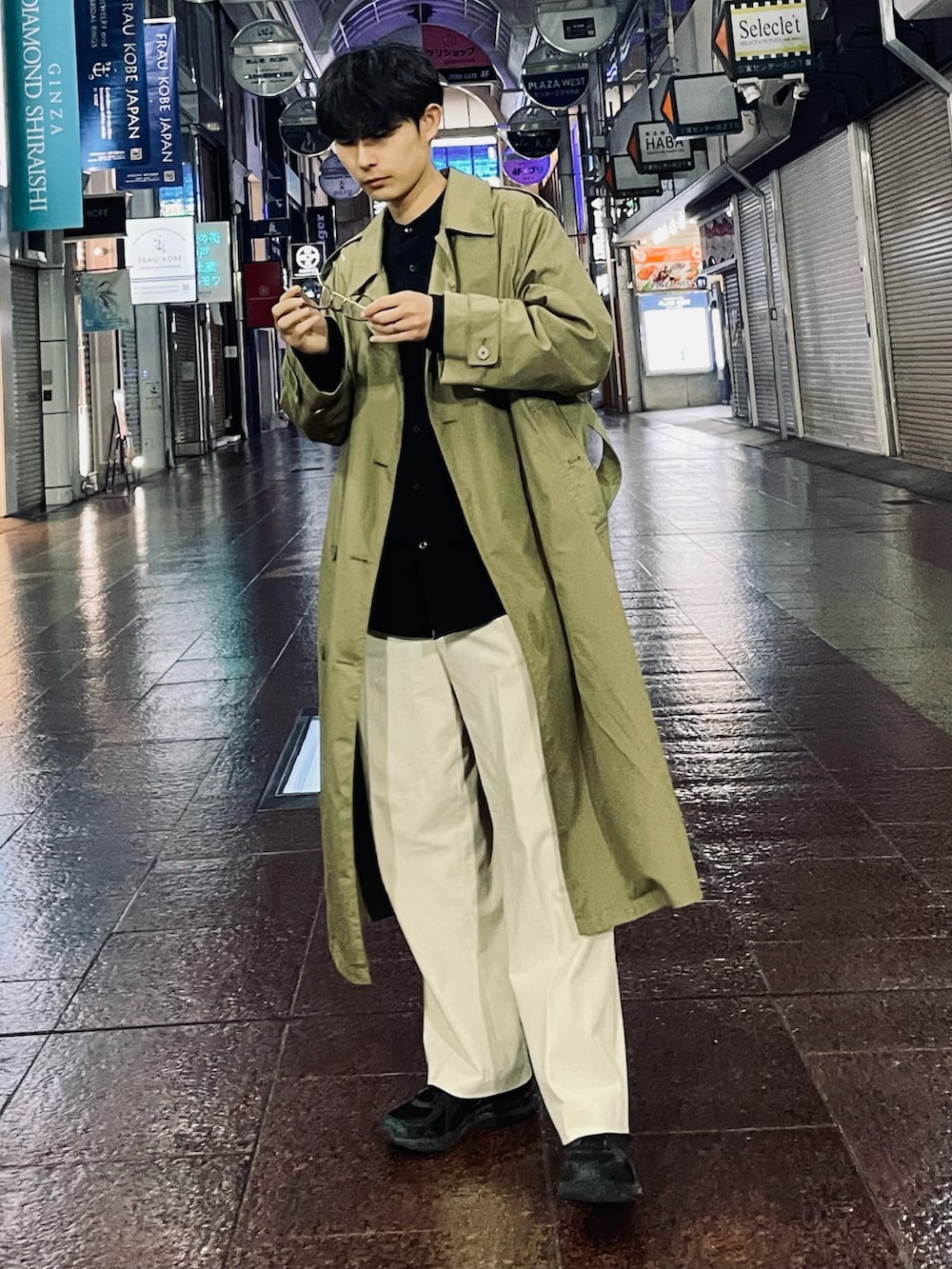 「秋冬コーデ、オトナカジュアル、冬アウター、お洒落さんとつながりたい、シンプルスタイル、UNIQLO、GU、きれいめカジュアル、メンズファッション、シティボーイ、メガネ男子、コート、カジュアルコーデ、トレンチコート、GUコーデ」｜「UNIQLOのアイテム（トレンチコート、その他）」を使った、たつきさん（メンズ・176cm）の冬コーディネートの2枚目の写真