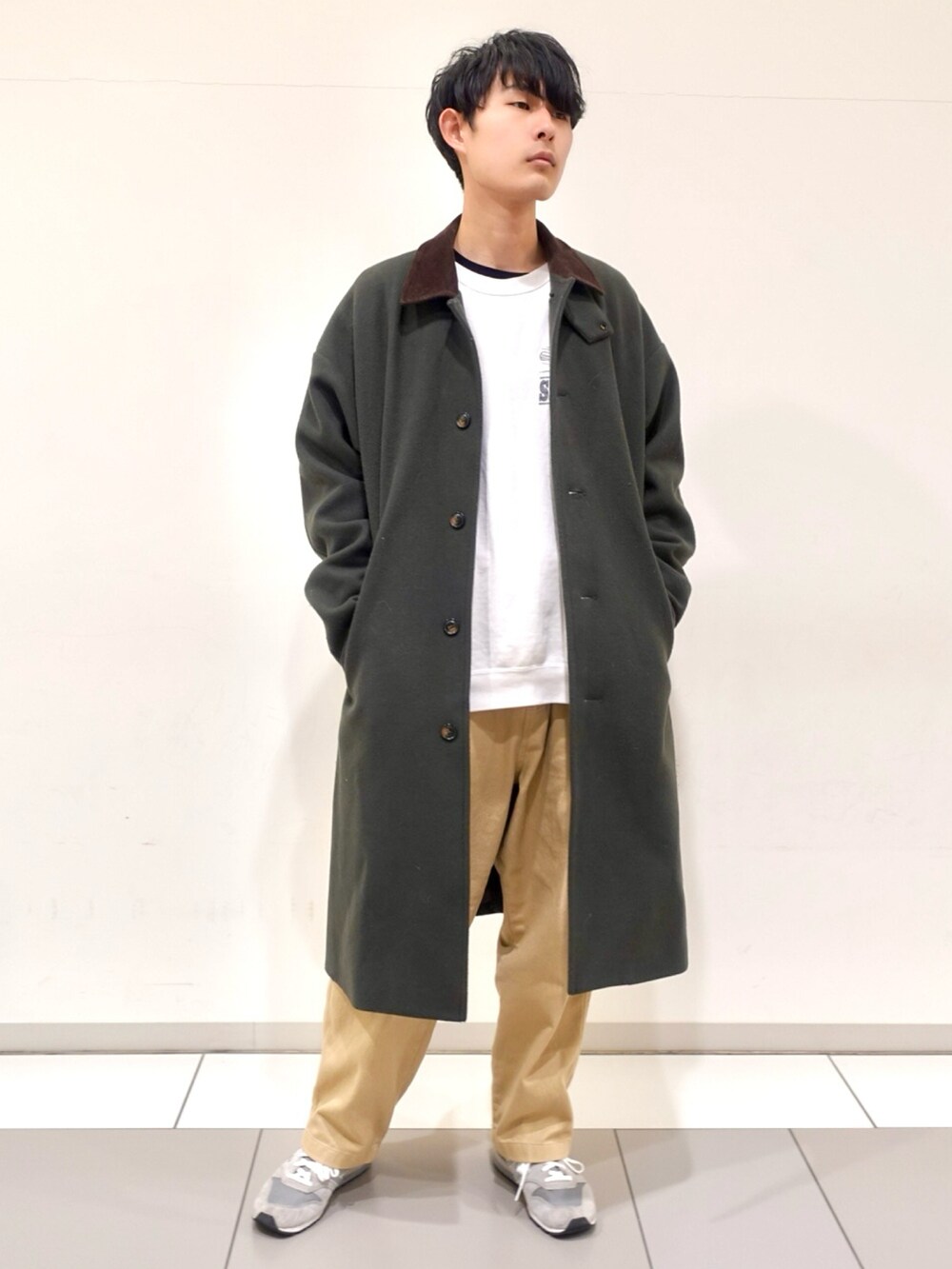 「冬を彩る色いろコーデ、メンズファッション、キレイめカジュアル、お洒落さんとつながりたい、冬コーデ、スニーカーコーデ、シンプルコーデ、コート、GU、RAGEBLUE、UNIQLO」｜「RAGEBLUEのメリノウール/ステンカラーコート（ステンカラーコート、グリーン系）」を使った、たつきさん（メンズ・176cm）の冬コーディネートの3枚目の写真