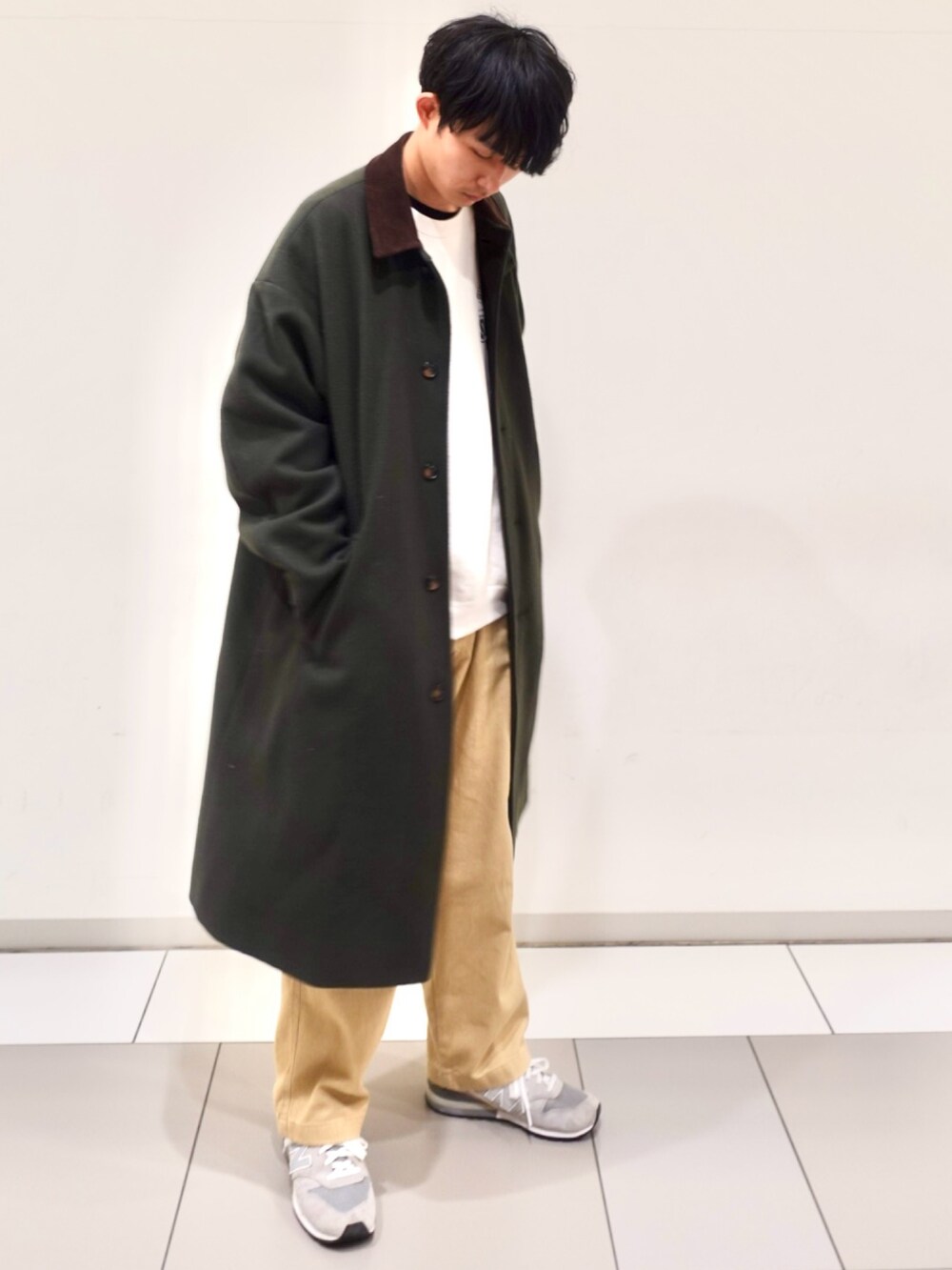 「冬を彩る色いろコーデ、メンズファッション、キレイめカジュアル、お洒落さんとつながりたい、冬コーデ、スニーカーコーデ、シンプルコーデ、コート、GU、RAGEBLUE、UNIQLO」｜「RAGEBLUEのメリノウール/ステンカラーコート（ステンカラーコート、グリーン系）」を使った、たつきさん（メンズ・176cm）の冬コーディネートの2枚目の写真