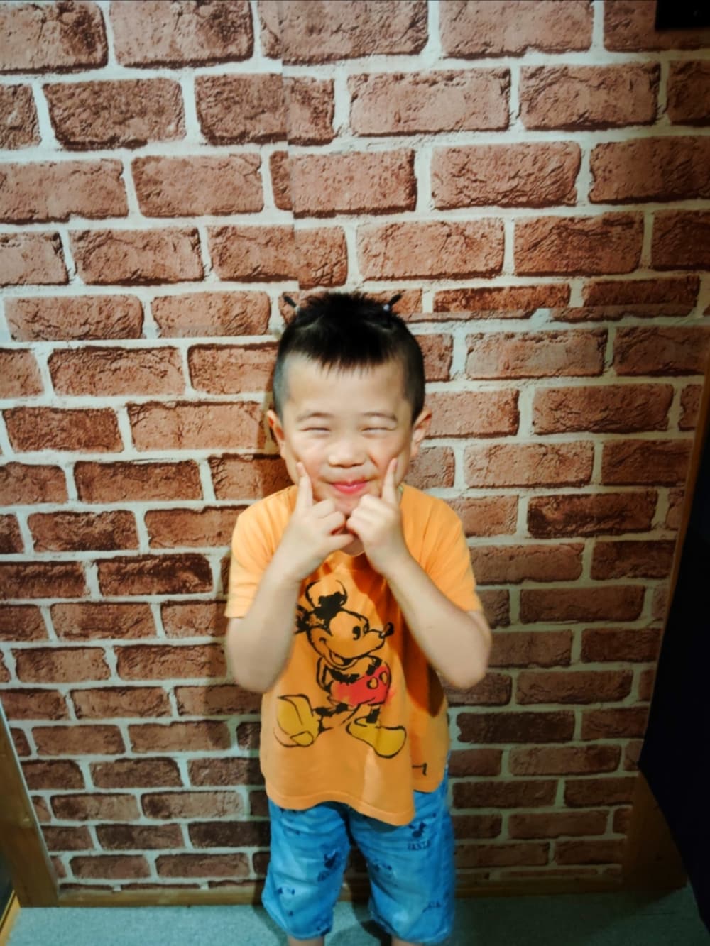 「ミッキー、ミッキーT、ミッキーマウス、ミッキーコーデ、可愛い♡」｜「no brandのアイテム（Tシャツ/カットソー、オレンジ系）」を使った、HITOMI61さん（レディース・157cm）の夏コーディネートの2枚目の写真