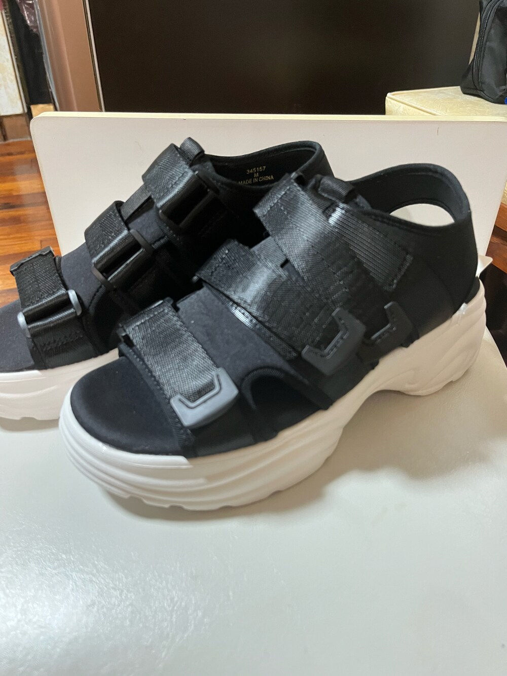 ホワイト系のTシャツ/カットソー、グレー系のデニムスカート、ブラック系のサンダルを着用したレディースの夏コーディネートの2枚目の写真