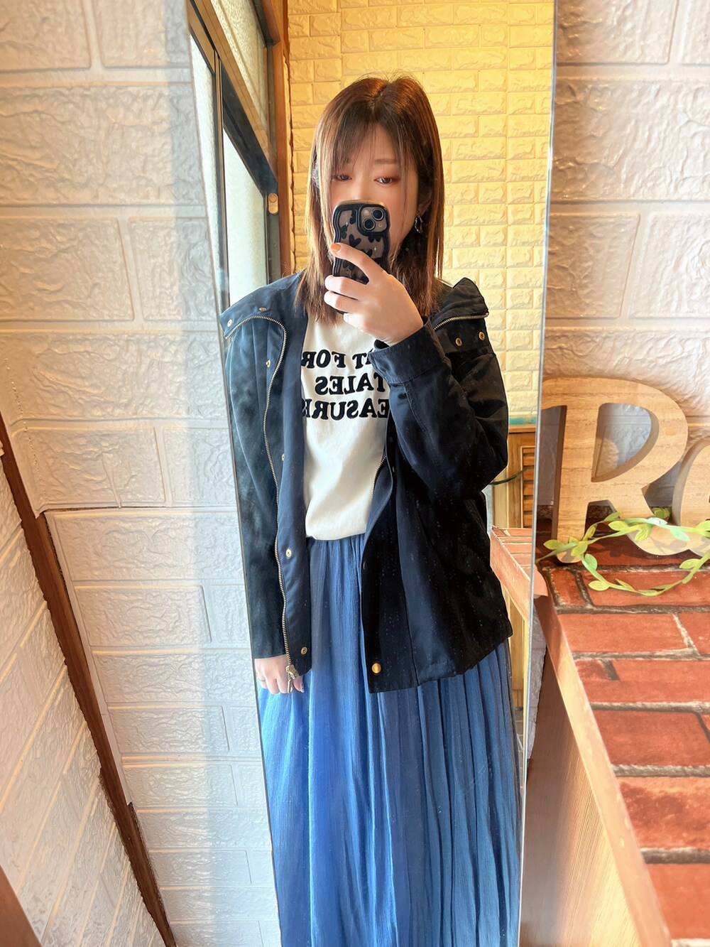 「今日のコーデ、春服、オトナ女子、スニーカーコーデ、ファッションを楽しもう、春服コーデ、春ファッション、大人コーデ、ママファッション、大人可愛い、ブルーコーデ、ブルー x ホワイト、いいね、save、フォローお願いします🤑」｜「INGNIのアイテム（Tシャツ/カットソー、ホワイト系）」を使った、HITOMI61さん（レディース・157cm）の冬コーディネートの2枚目の写真