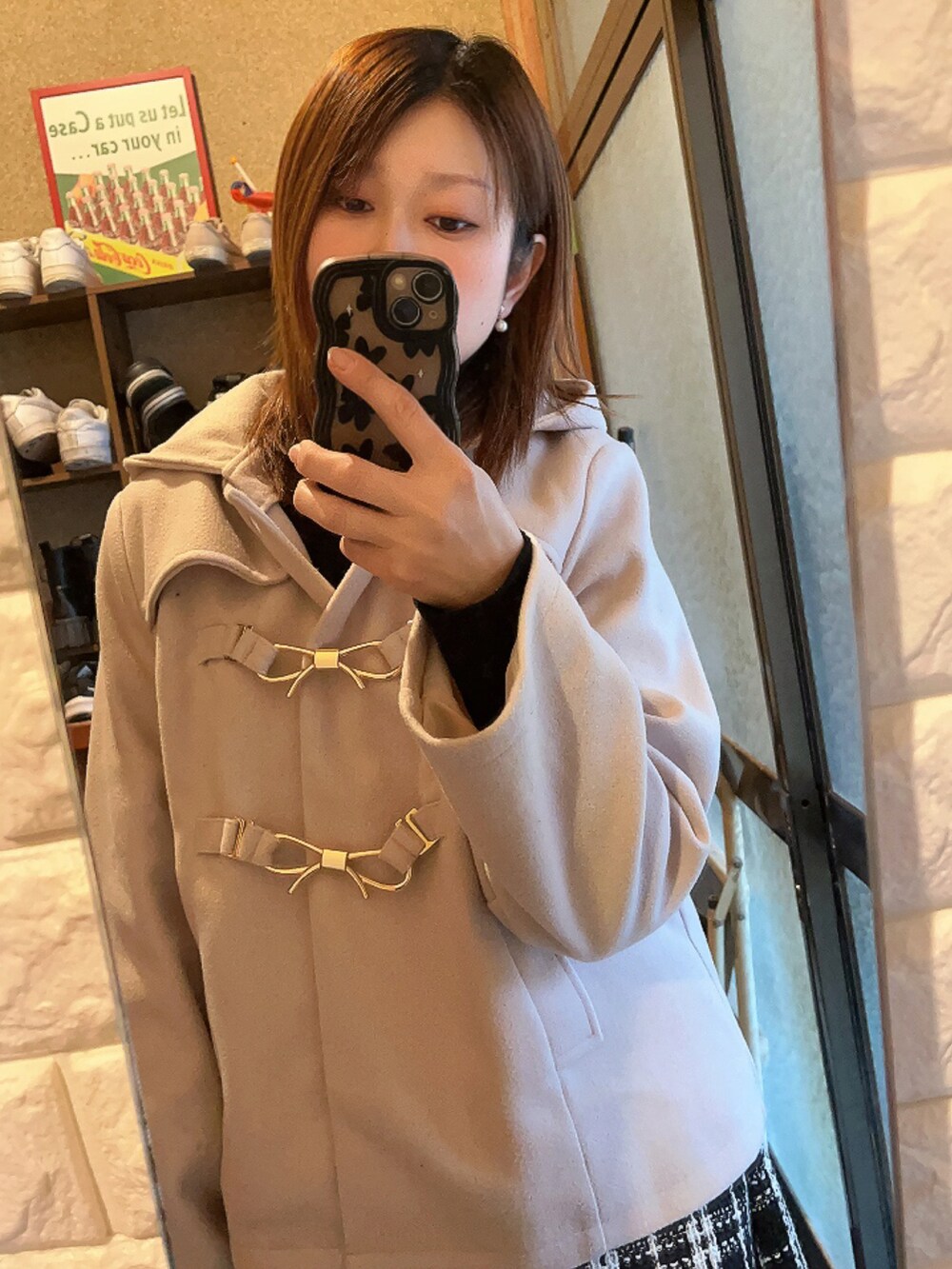 ピンク系のジャケット/アウター、ブラック系のスカート、ブラック系のブーツを着用したレディースの冬コーディネートの2枚目の写真