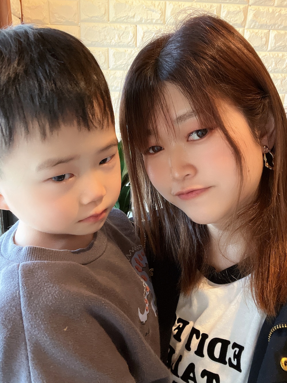 「今日のコーデ、春服、オトナ女子、スニーカーコーデ、ファッションを楽しもう、春服コーデ、春ファッション、大人コーデ、ママファッション、大人可愛い、ブルーコーデ、ブルー x ホワイト、いいね、save、フォローお願いします🤑」｜「INGNIのアイテム（Tシャツ/カットソー、ホワイト系）」を使った、HITOMI61さん（レディース・157cm）の冬コーディネートの3枚目の写真