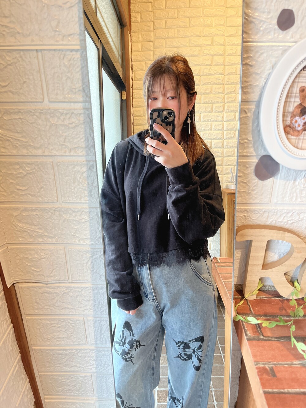 「今日のコーデ、カジュアルコーデ、プチプラ、プチプラコーデ、低身長女子、大人かわいい、パーカー、パーカーコーデ、デニム、デニムコーデ、ナイキスニーカー、カジュアル」｜「H&Mのアイテム（パーカー、ブラック系）」を使った、HITOMI61さん（レディース・157cm）の春コーディネートの2枚目の写真