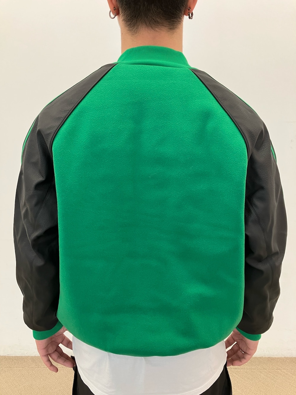 グリーン系のダウンジャケット/コート、グリーン系のシューズを着用したメンズの秋コーディネートの3枚目の写真