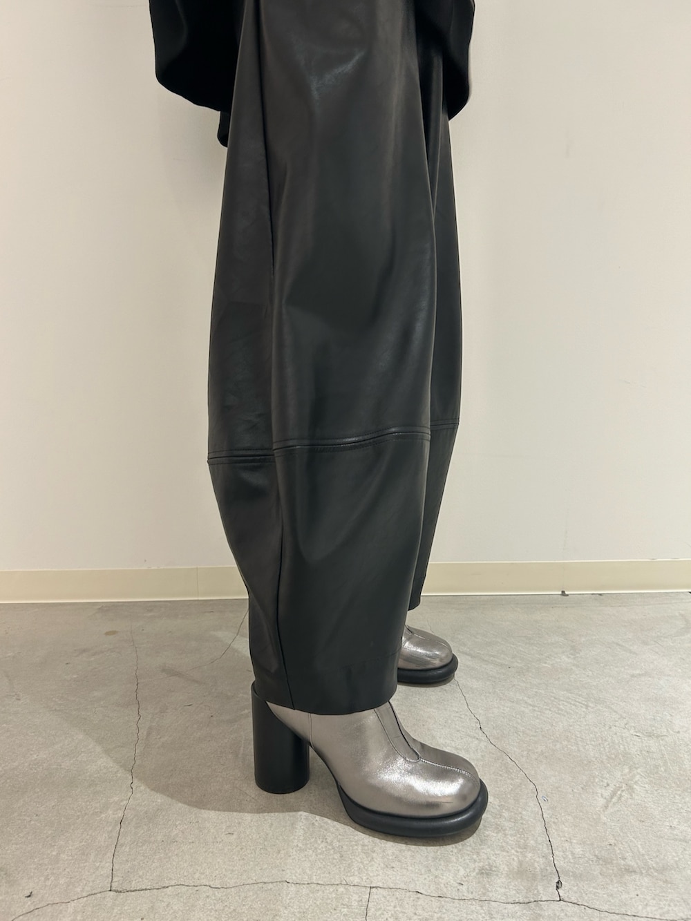 ブラック系のパーカー、ブラック系のその他パンツ、シルバー系のブーツを着用したレディースの秋コーディネートの10枚目の写真