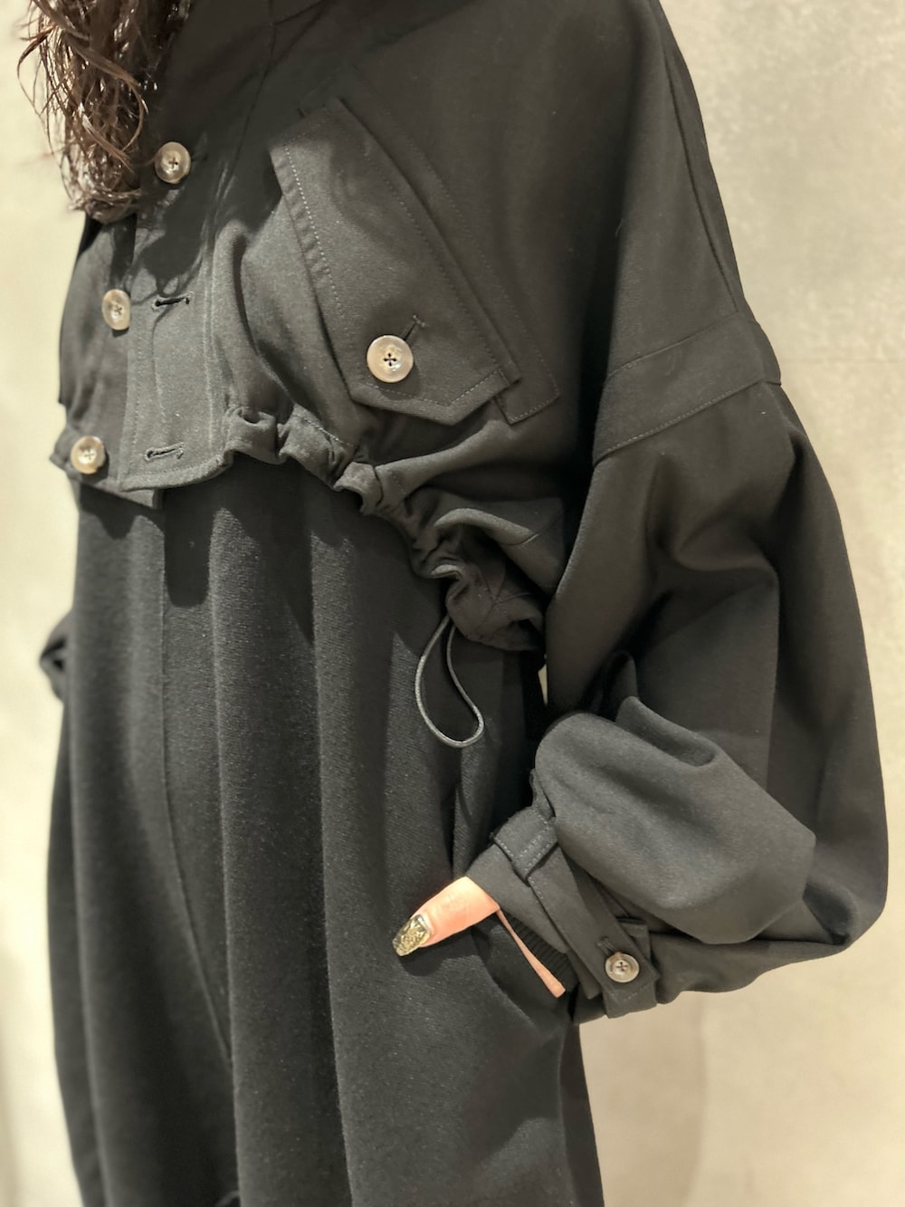 ブラック系のブルゾン、ブラック系のワンピース、その他のブーツを着用したレディースの秋コーディネートの4枚目の写真