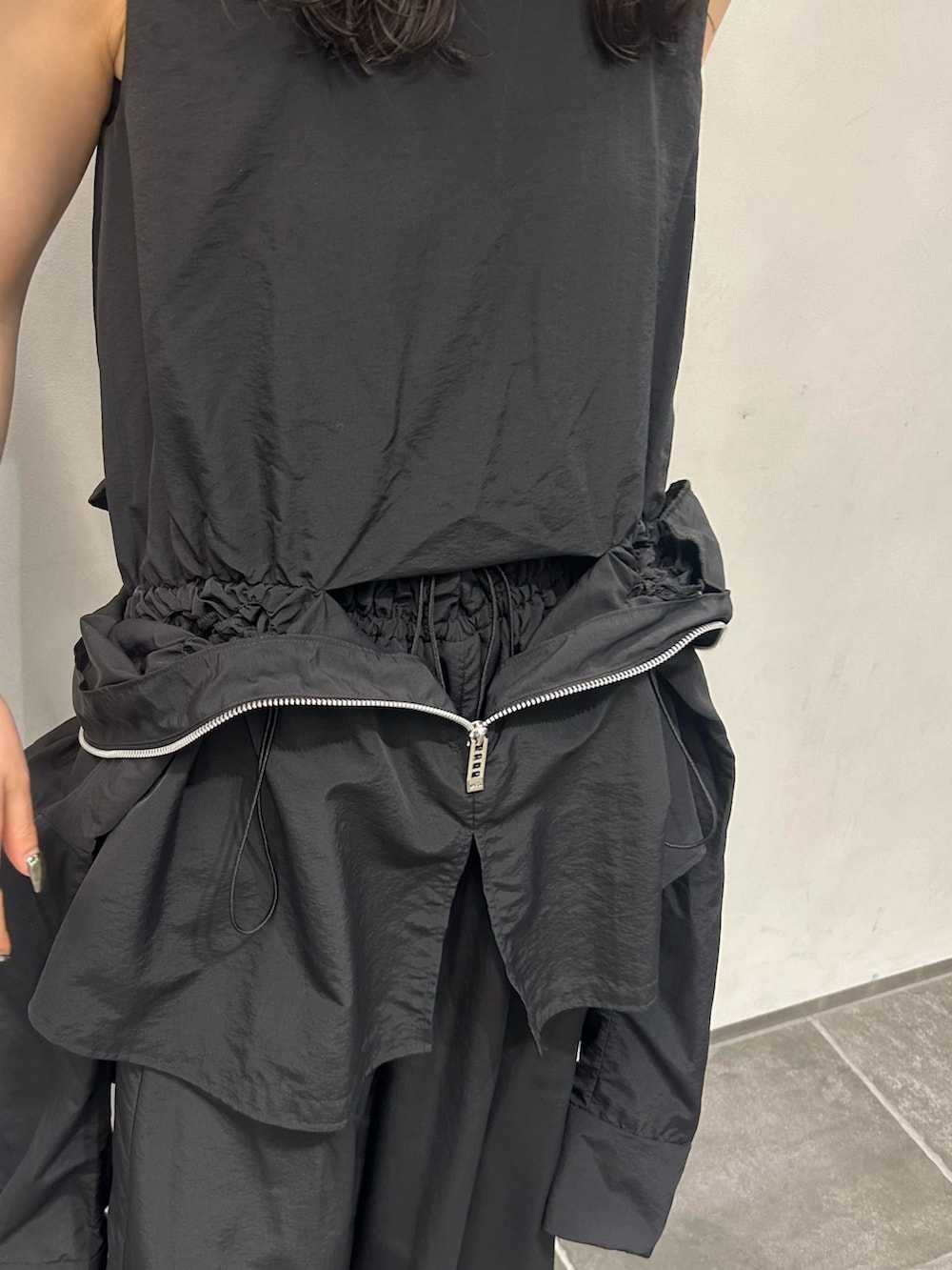 ブラック系のシャツ/ブラウス、ブラック系のその他パンツを着用したレディースの春コーディネートの7枚目の写真