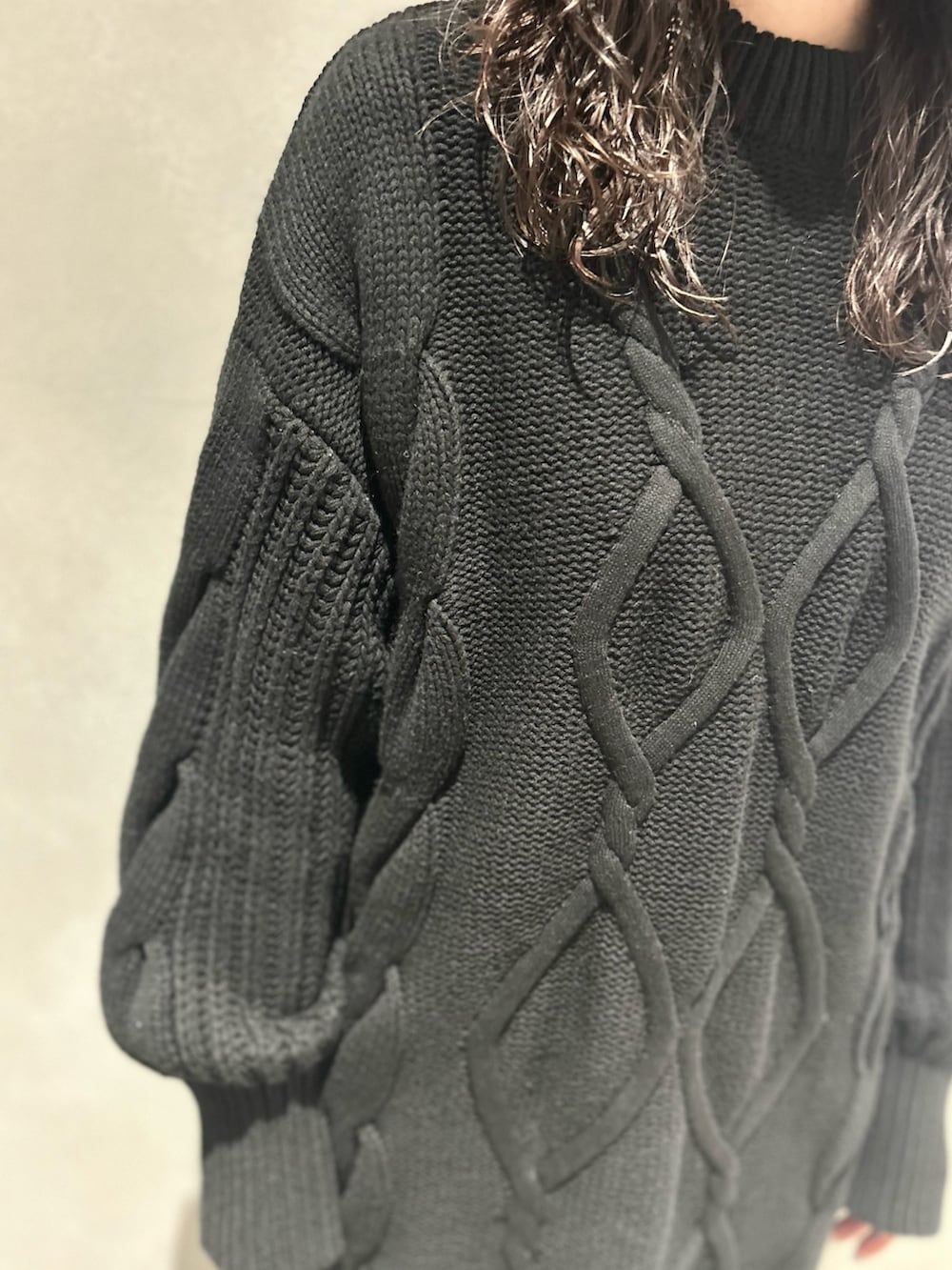 その他のブーツ、その他のショルダーバッグ、ブラック系のワンピースを着用したレディースの秋コーディネートの4枚目の写真