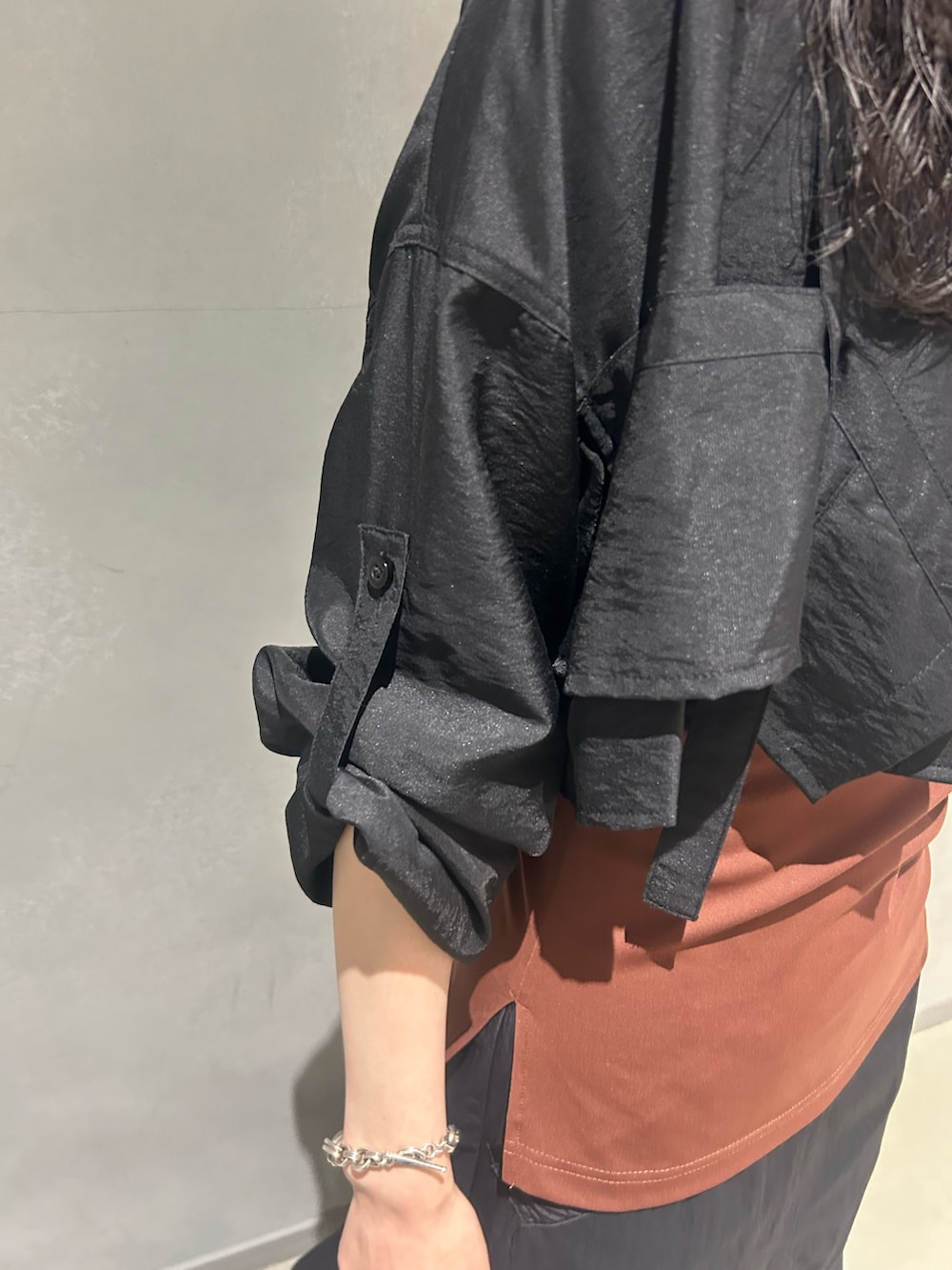 ブラック系のシャツ/ブラウス、ブラウン系のキャミソール、ブラック系のスカートを着用したレディースの夏コーディネートの5枚目の写真