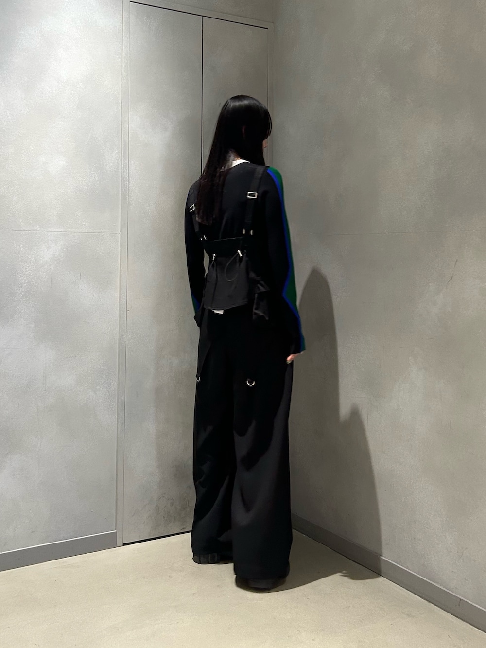 ブラック系のニット/セーター、ブラック系のその他パンツ、ブラック系のベルトを着用したレディースの冬コーディネートの3枚目の写真