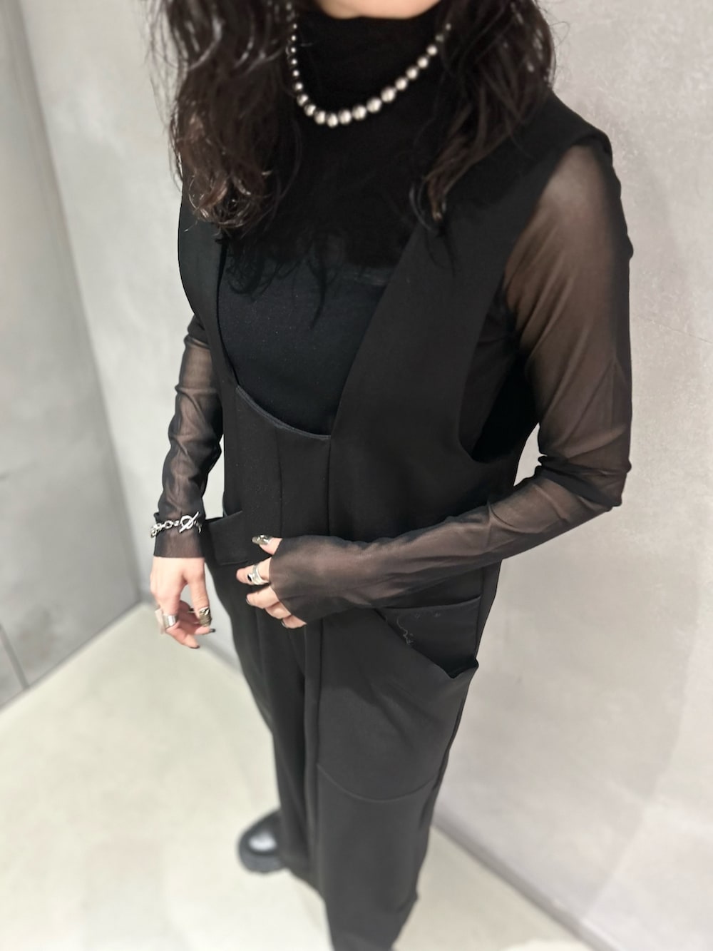 ブラック系のTシャツ/カットソー、ブラック系のつなぎ/オールインワン、ブラック系のローファーを着用したレディースの秋コーディネートの5枚目の写真