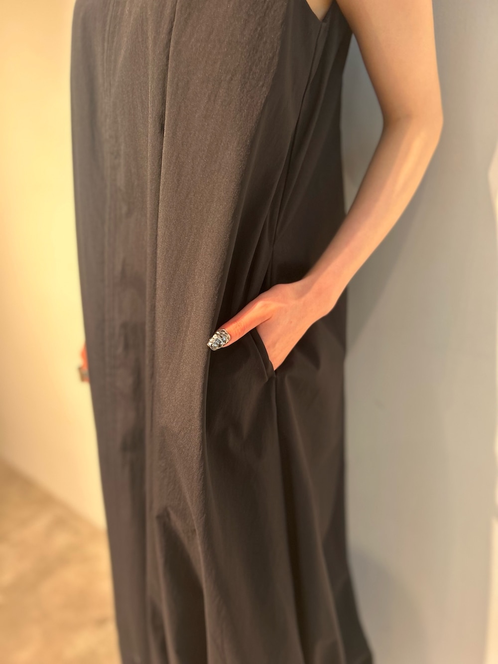 ブラック系のワンピース、グリーン系のトートバッグ、その他のサンダルを着用したレディースの夏コーディネートの4枚目の写真