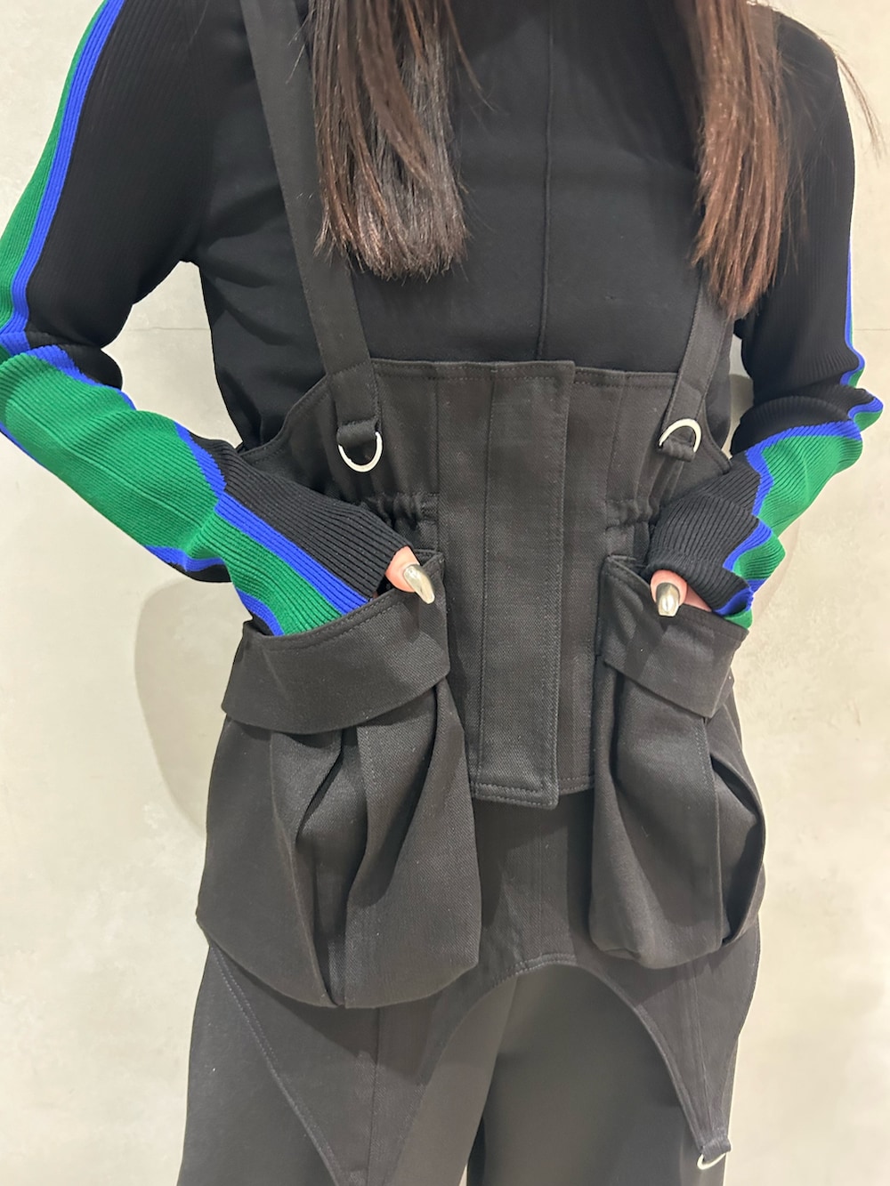 ブラック系のニット/セーター、ブラック系のその他パンツ、ブラック系のベルトを着用したレディースの冬コーディネートの6枚目の写真