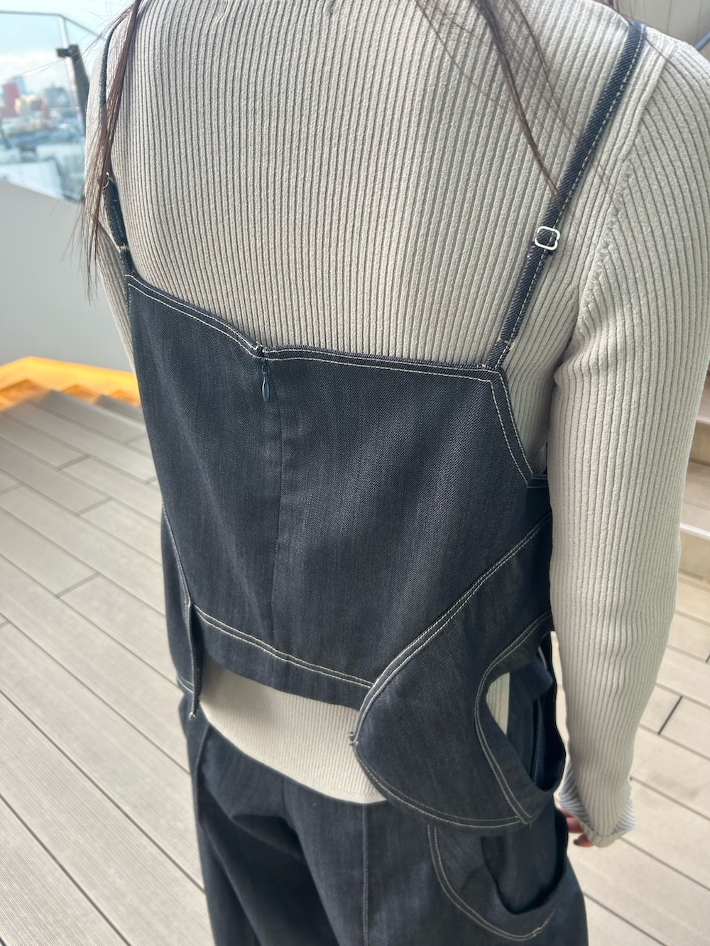 ブルー系のキャミソール、ブルー系のその他パンツ、シルバー系のショルダーバッグを着用したレディースの冬コーディネートの9枚目の写真