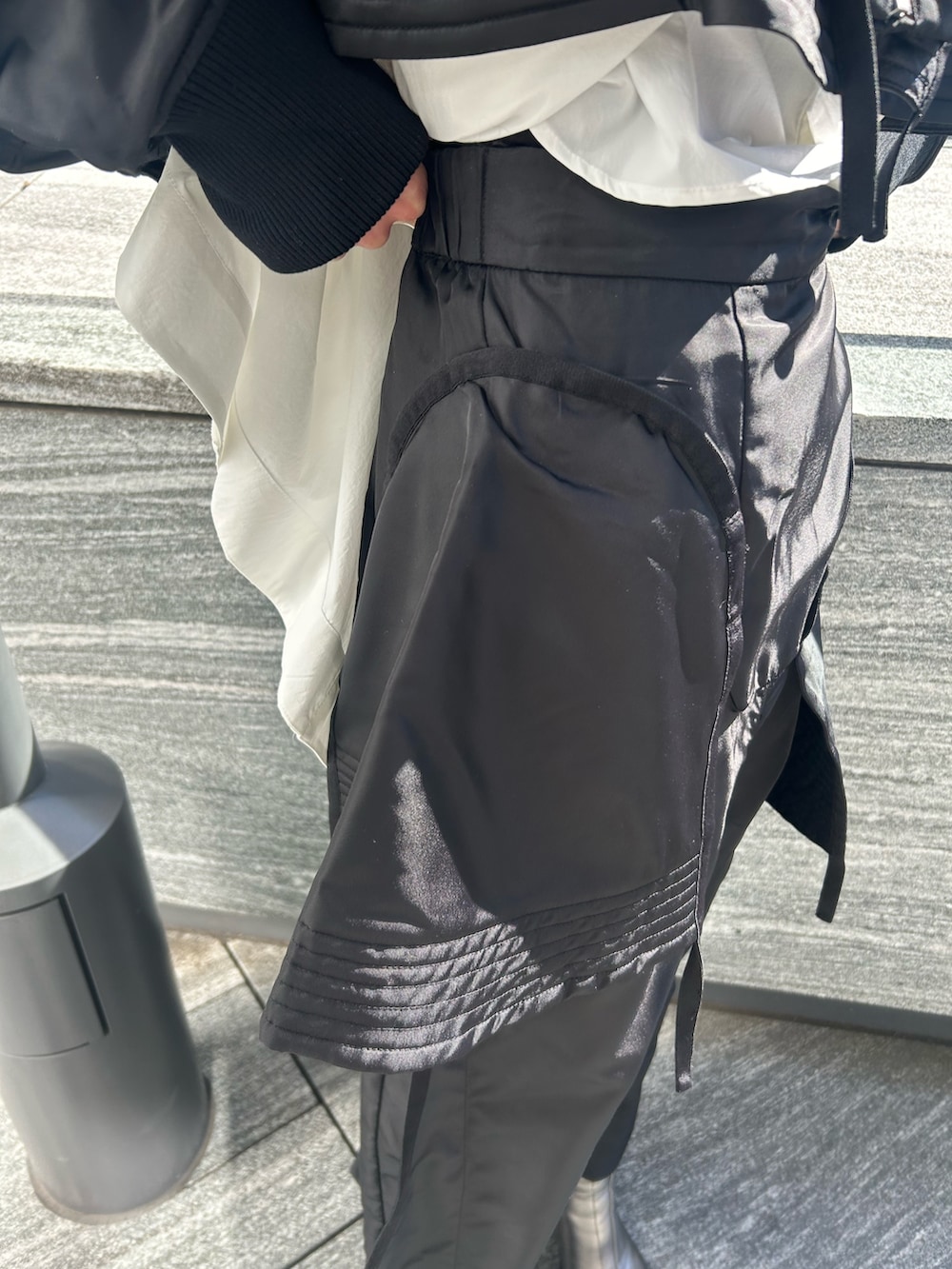 ホワイト系のシャツ/ブラウス、ブラック系のMA-1、ブラック系のスカートを着用したレディースの冬コーディネートの7枚目の写真