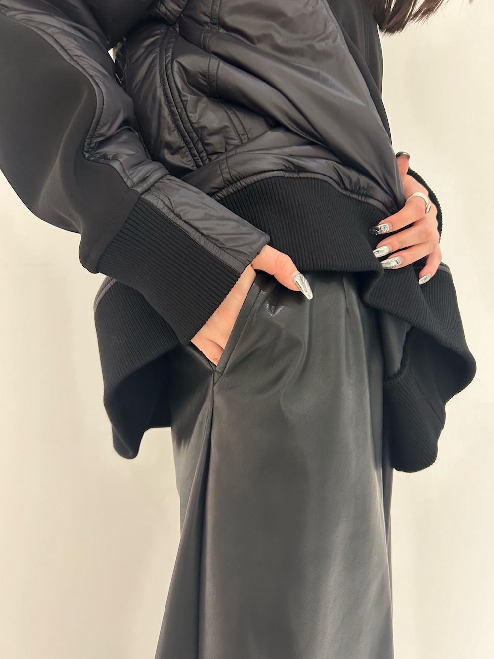 ブラック系のパーカー、ブラック系のその他パンツ、シルバー系のブーツを着用したレディースの秋コーディネートの8枚目の写真