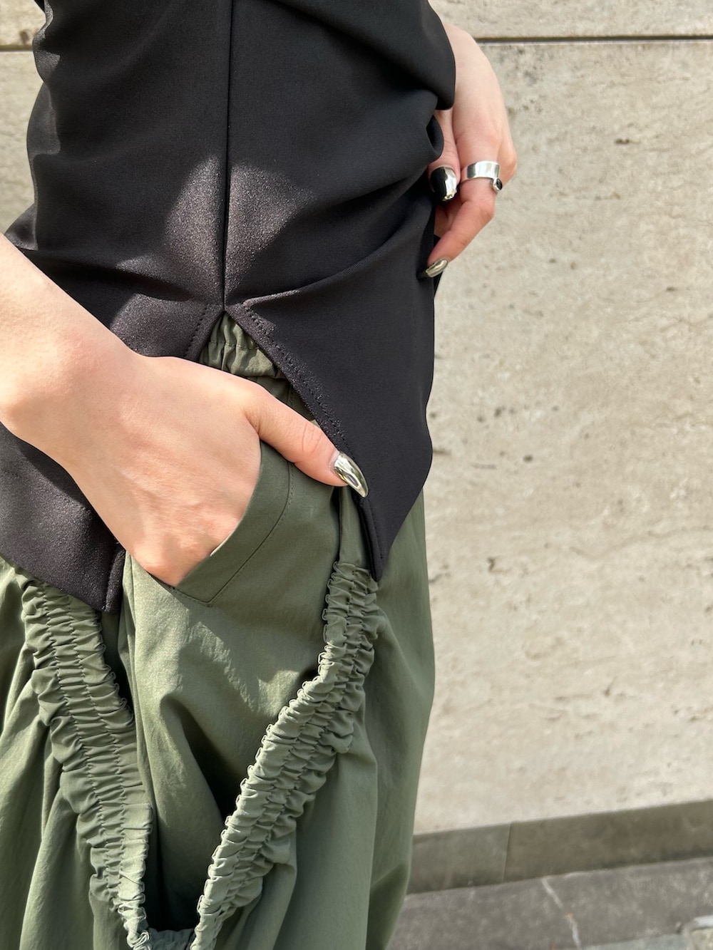 ブラック系のTシャツ/カットソー、グリーン系のその他パンツ、シルバー系のネックレスを着用したレディースの春コーディネートの6枚目の写真