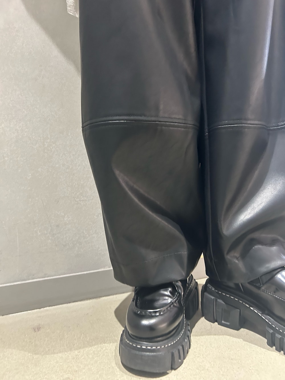 ブラック系のその他パンツ、ホワイト系のシャツ/ブラウス、ブラック系のキャミソールを着用したレディースの秋コーディネートの9枚目の写真