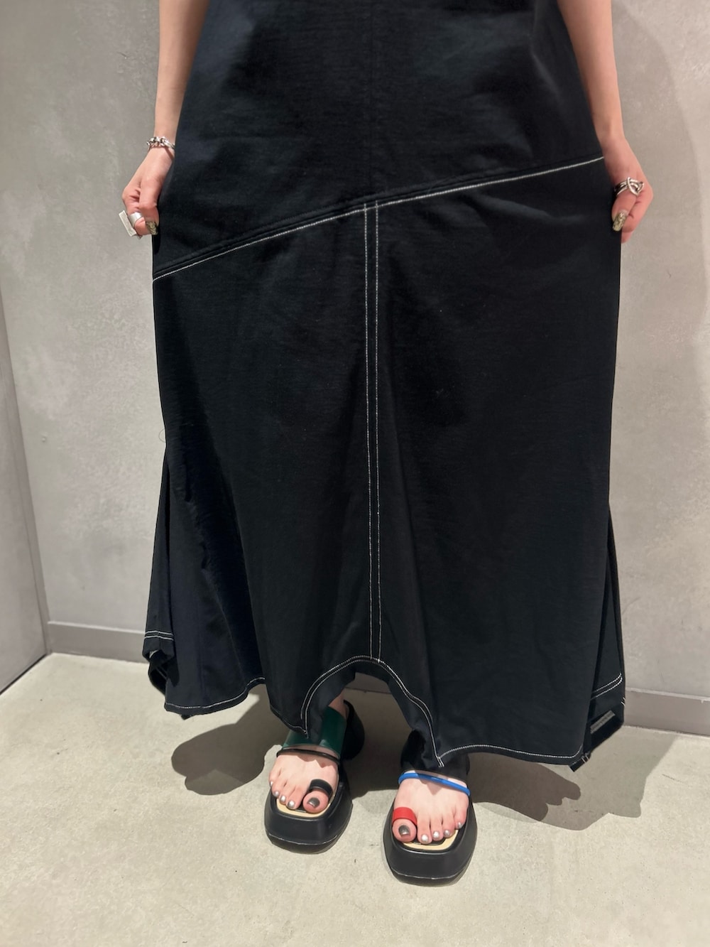 その他のサンダル、ブラック系のワンピースを着用したレディースの夏コーディネートの5枚目の写真