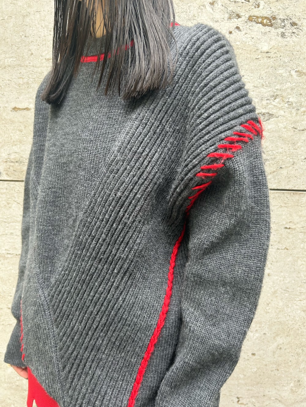 グレー系のスカート、グレー系のニット/セーター、シルバー系のブーツを着用したレディースの秋コーディネートの4枚目の写真