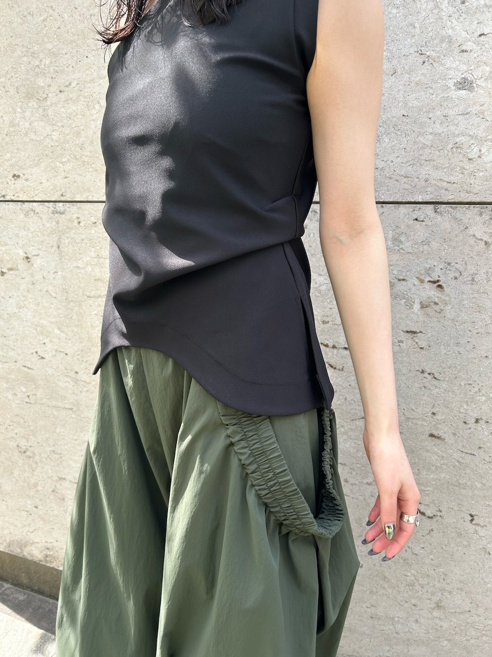 ブラック系のTシャツ/カットソー、グリーン系のその他パンツ、シルバー系のネックレスを着用したレディースの春コーディネートの7枚目の写真