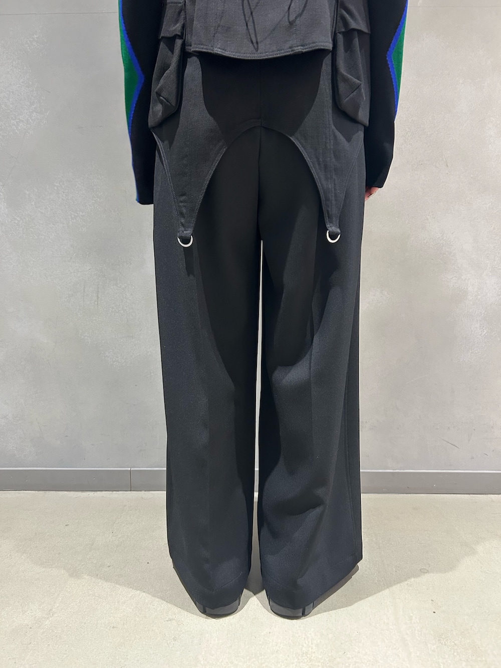 ブラック系のニット/セーター、ブラック系のその他パンツ、ブラック系のベルトを着用したレディースの冬コーディネートの10枚目の写真