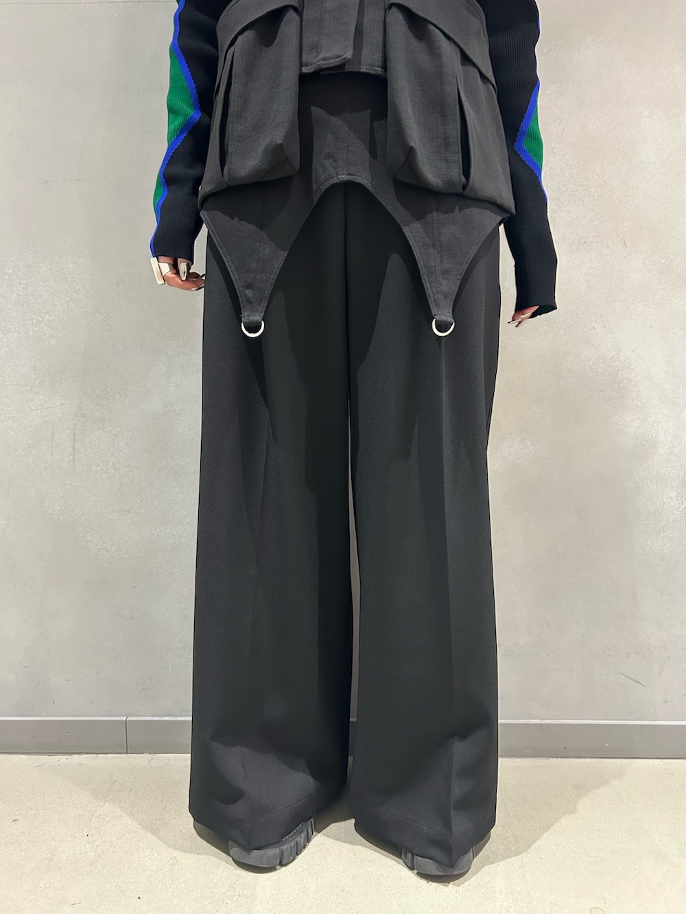 ブラック系のニット/セーター、ブラック系のその他パンツ、ブラック系のベルトを着用したレディースの冬コーディネートの8枚目の写真