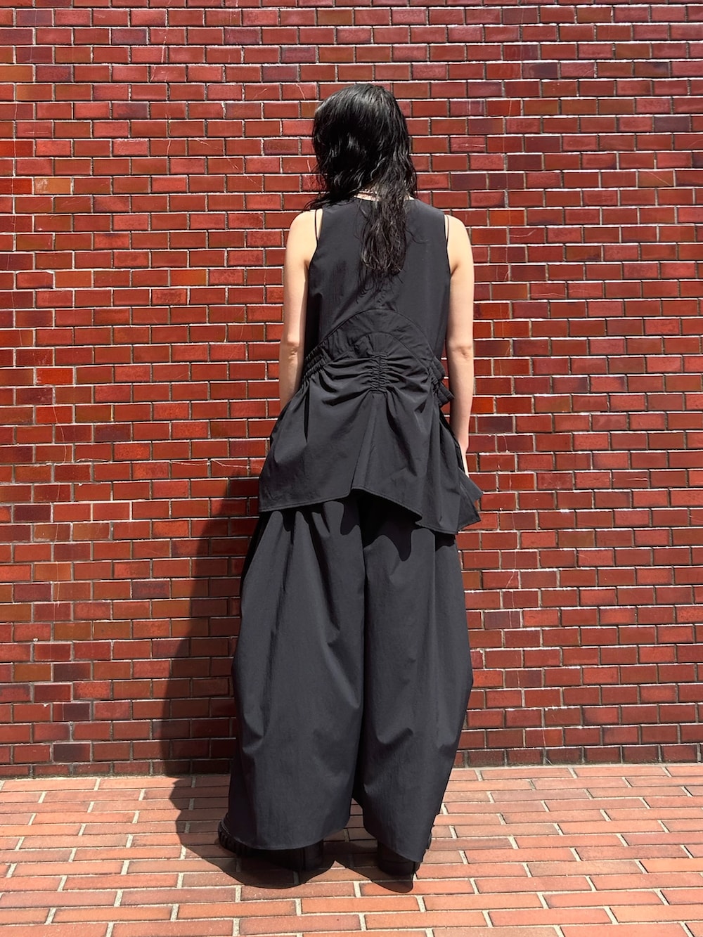 ブラック系のその他パンツ、ブラック系のタンクトップ、シルバー系のネックレスを着用したレディースの春コーディネートの3枚目の写真