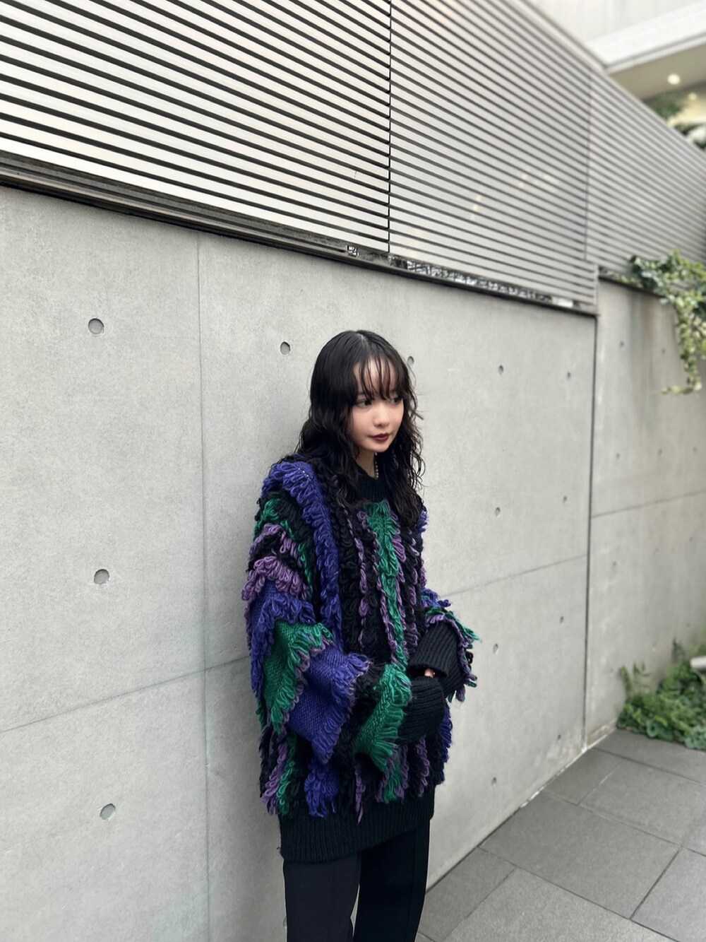 パープル系のニット/セーター、ブラック系のその他パンツ、ブラック系のブーツを着用したレディースの秋コーディネートの2枚目の写真