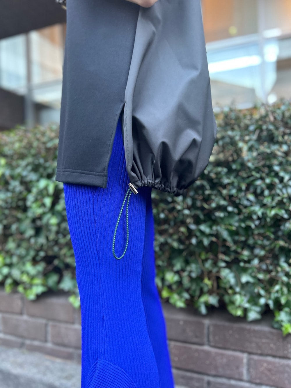 ブルー系のその他パンツ、ブラック系のTシャツ/カットソー、ブラック系のパンプスを着用したレディースの春コーディネートの8枚目の写真