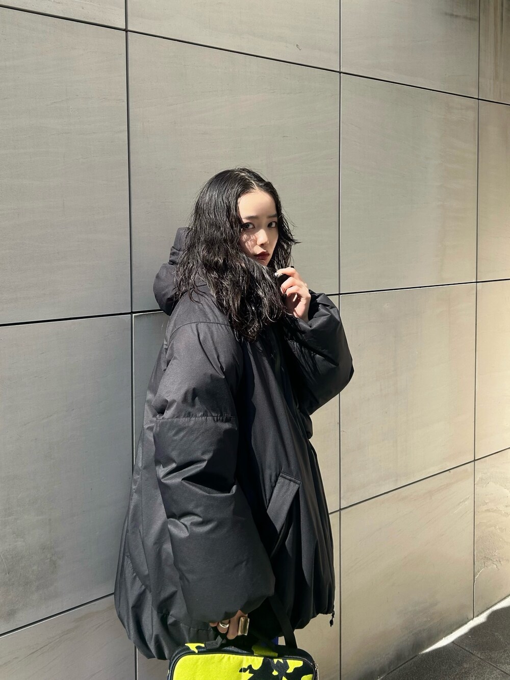 ブラック系のダウンジャケット/コート、ブラック系のブーツを着用したレディースの秋コーディネートの4枚目の写真