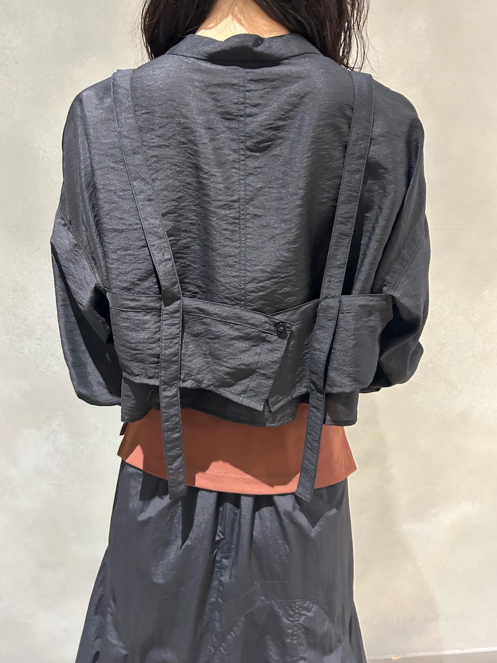 ブラック系のシャツ/ブラウス、ブラウン系のキャミソール、ブラック系のスカートを着用したレディースの夏コーディネートの10枚目の写真