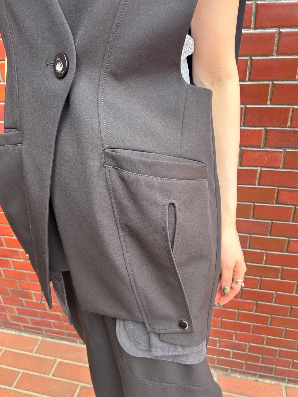 ブラック系のその他パンツ、シルバー系のタンクトップ、ブラック系のベストを着用したレディースの春コーディネートの7枚目の写真